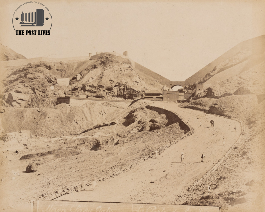 Road and communication pass between the Arab city and the city Yemen Aden 1870