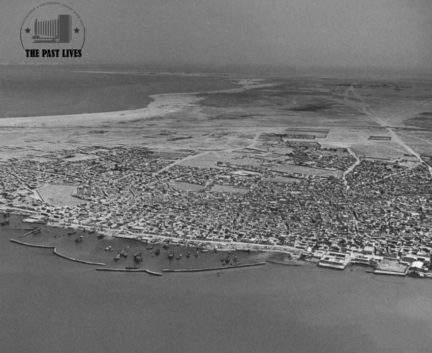 1945 Kuwait | An aerial view showing