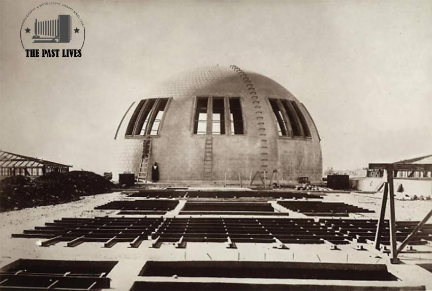 1901 – Final touches on the roof of the Egyptian Museum before its opening